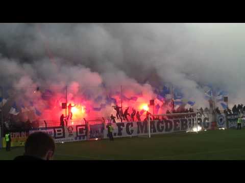 GEGEN - Potsdam, 08.11.2013 - Vor dem Regionalligaspiel SV Babelsberg 03 gegen den 1. FC Magdeburg im Karl-Liebknecht-Stadion in Potsdam zündeten beide Fanlager Pyro...