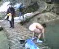 julian rodriguez qui saute ds le lac de plitvice