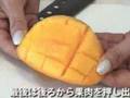 手作りドライアップルスライスを食べるうさぎ