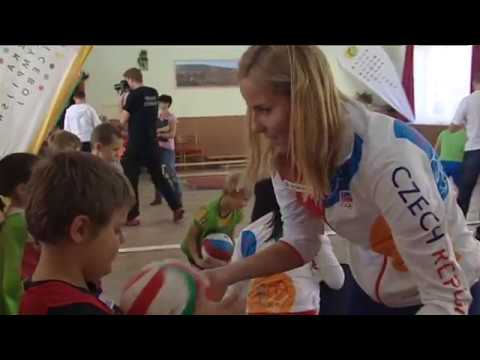 Plážové volejbalistky sportují se školáky