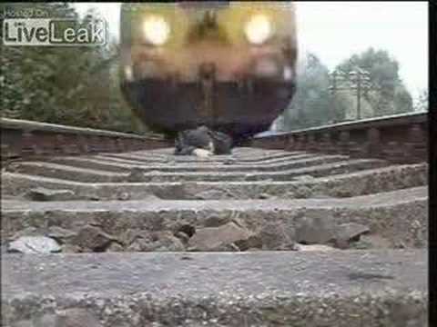 Chico se filma debajo de un tren en movimiento