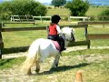 premier examen � poney pour lucie au ranch exotique bonnot � messey sur grosne.
elle a 5 ans et monte depuis 1 an.
il s'agit de l'�preuve pratique consistant en un parcours slalom et trot.