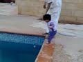 يغرق بنته.swf