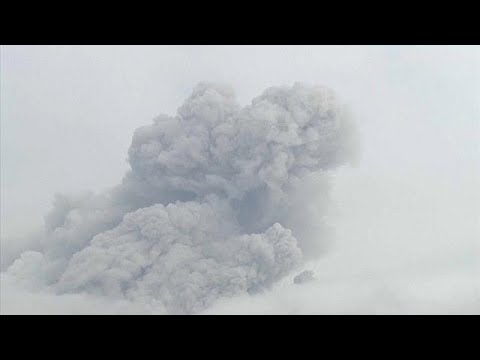 Vulkan Shinmoedake (Kirishima-Gruppe) ausgebrochen