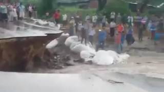 La quebrada Vicús rompe la carretera Piura- Huancabamba (VIDEO)