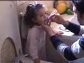 Carla cepilla sus dientes