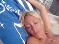 Nadia pratar med Balearia och ligger vid poolen. Nadia pratar med Balearia och ligger vid poolen.