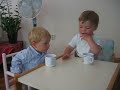Fons en Ian eten snoepjes Fons en Ian eten snoepjes