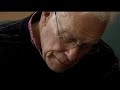 � saisir l'instant � met en valeur l'importance du travail accompli par les soci�t�s alzheimer de montr�al, de laval et de la rive-sud, tout en appuyant la philosophie et l'approche toute particuli�re qu'elles pr�conisent. au moyen d'entrevues et d'images film�es dans le cadre d'un groupe de soutien, d'une s�ance d'art-th�rapie, ainsi que de la marche de la m�moire, ce bref documentaire illustre � quel point il est n�cessaire de continuer � sensibiliser la population � la maladie d'alzheimer et d'assurer la r�alisation de projets d'h�bergement alternatif adapt� aux besoins des personnes atteintes. la narration, exprim�e sur un mode po�tique par la voix expressive d'isabel richer, emprunte les mots du po�me � les naufrag�s de l'alzheimer �, par marie gendron et julos beaucarne. en quelques minutes, ce documentaire saisit des mots, des gestes et des regards qui sont trop souvent ignor�s ou peu appr�ci�s. an english version will soon be availble. www.alzheimermontreal.ca, info@alzheimermontreal.ca