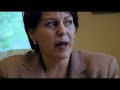 � saisir l'instant � met en valeur l'importance du travail accompli par les soci�t�s alzheimer de montr�al, de laval et de la rive-sud, tout en appuyant la philosophie et l'approche toute particuli�re qu'elles pr�conisent. au moyen d'entrevues et d'images film�es dans le cadre d'un groupe de soutien, d'une s�ance d'art-th�rapie, ainsi que de la marche de la m�moire, ce bref documentaire illustre � quel point il est n�cessaire de continuer � sensibiliser la population � la maladie d'alzheimer et d'assurer la r�alisation de projets d'h�bergement alternatif adapt� aux besoins des personnes atteintes. la narration, exprim�e sur un mode po�tique par la voix expressive d'isabel richer, emprunte les mots du po�me � les naufrag�s de l'alzheimer �, par marie gendron et julos beaucarne. en quelques minutes, ce documentaire saisit des mots, des gestes et des regards qui sont trop souvent ignor�s ou peu appr�ci�s. an english version will soon be availble. www.alzheimermontreal.ca, info@alzheimermontreal.ca