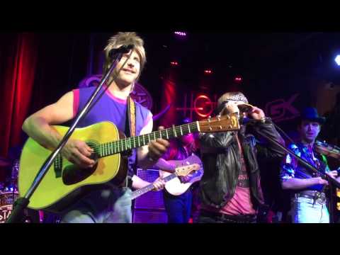 Dierks and Miranda Perform As Their 90's Alter Ego's