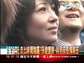 20100206孫仲瑜現身！吳育昇選區跑攤大搞快閃（中天新聞）.wmv