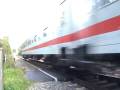 BR 143 mit Dostos nach Bad Honnef und BR 101 mit Personenwagen nach Süden bei Rheinbreitbach
