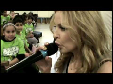 Kylie Minogue cantó junto con un coro de una escuela primaria
