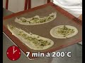 Recette en vidéo de L'atelier des Chefs Grandes tuiles recouvertes d'un mélange de pistaches et de noix de coco. X 6 Personnes 20 Min ingrédients pour grande tuile pistache/noix de coco Oeuf(s) : 2 pièce(s) Beurre doux : 40 gramme(s) Sucre glace : 120 gramme(s) Farine de blé : 70 gramme(s) Pistache(s) concassée(s) : 25 gramme(s) Noix de coco rapée : 25 gramme(s) Recette : Grande tuile pistache/noix de coco Préchauffer le four à 200 °C (th. 6). Dans un cul-de-poule, réunir le sucre glace et la farine et les mélanger avec le beurre pommade. Clarifier les œufs, ajouter les blancs puis mélanger. Sur une feuille en silicone, étaler la pâte bien froide avec une cuillère en formant des cercles à la taille désirée. Saupoudrer ensuite le tout de pistaches et de noix de coco mélangées, puis enfourner pendant 6 à 8 min (selon la coloration désirée). A la sortie du four, laisser refroidir quelques secondes. Décoller ensuite la tuile et la placer sur un rouleau à pâtisserie jusqu'à refroidissement complet (c'est ce qui va lui donner sa forme de tuile). Le plus du chef pour réussir votre Grande tuile pistache/noix de coco Réalisez ces tuiles avec tous les mélanges de fruits secs de votre choix. Retrouvez cette recette en vidéo en cliquant sur www.atelierdeschefs.fr ainsi que toutes les vidéos des Chefs de L'atelier des Chefs sur www.atelierdeschefs.fr