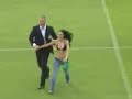 Una venezolana en bikini irrumpe el futbol Italiano