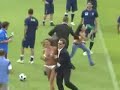 Una venezolana en bikini irrumpe el futbol Italiano
