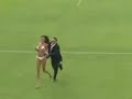 Una venezolana en bikini irrumpe el futbol Italiano