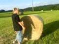 heuballen über rollt einen menschen