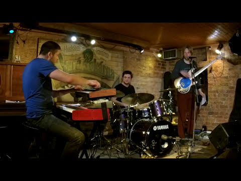 Tomáš Kedzior - baskytara - P.T. call home - Videosestřih z koncertu ve Staré pekárně (24.4.