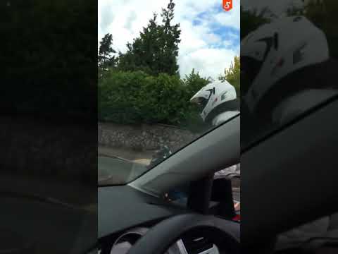 Motocyklista i jego próba upomnienia kierowcy auta. Coś mu nie pykło