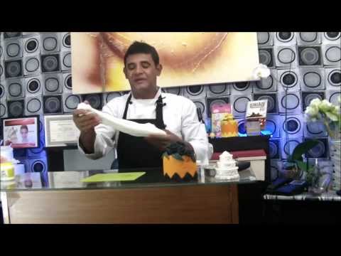 pasta de goma - A pasta de goma e ideal para quem vai modelar bonecos em pé , pois tem uma secagem rápida. Tipo Biscuit comestível. Receita : 1 kl de açúcar impalpável , 3 c...