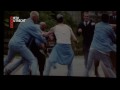 Tolk vertaalt film voor doven