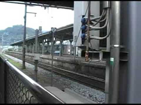 JR江原駅に入線する特急きのさき