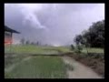 Detik2 tragedi angin puting beliung di bongas indramayu tgl 16 januari 2012.flv