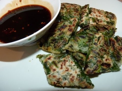 แพนเค็ก - Crispy chive pancakes and a sweet chilli sauce recipe. http://www.facebook.com/FafaThaiFood Please Subscribe for more videos. มีวิธีทำน้ำจิ้มด้วยค่ะ.