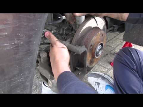 Peugeot 207 – Changing the rear brake discs – Removing the old bits