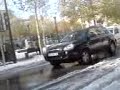 Antibes sous la neige.Les films ethnologiques que vous allez découvrir s'adressent aux générations à venir.A l'heure où la planète se réchauffe, Antibes se recouvre d'un épais manteau neigeux. Pourquoi ? Comment ? Et où ai-je mis ma clef de sol, hein, ha ?!J'accomplis ici mon devoir de mémoire en tant que citoyen, témoin d'événements extraordinaires.Voici le sixième opus d'un septuor aussi pertinent que cocasse.