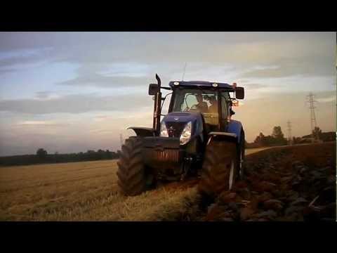 T7060 - New Holland T7060 Power Command in aratura. Il T7060, 244 cv di massima, ara entrosolco con un quadrivomere Kverneland LB115 ad una velocità di 7.5-8.5 km/h....