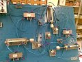 : Daniel Capdevila. Automatización puramente neumática (sin componentes eléctricos) para la ejecución de una secuencia de acciones sobre tres cilindros. Realizado por los alumnos de segundo (Curso 2008/2009) año del Ciclo Superior de Sistemas de Regulación y Control Automáticos del IES Serra d'Espadà de Onda (Castellón) España. 