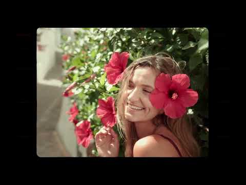 Mariusz Totoszko (pochodzący ze Wschowy) - Widzieć :: "Widzieć"muzyka: Mariusz Totoszkotekst: Joanna Chacińska KabajTeledyskProdukcja: Mariusz Totoszko/ Grupa 13Koncept/ scenariusz/ reżyseria: Darek SzermanowiczZdjęcia: Maciej DziewońskiMontaż/ postprodukcja: Grupa 13Kierownictwo produkcji: Sylwia LatoJoanna Koroniewska dziękuję za wspólny występ i świetną współpracę! (p)(c) 2025 Mariusz Totoszkodystrybucja: e-muzykaSingiel Widzieć: https://e-muzyka.link/MariuszTotoszkoWidziecWidziećChciałbym widzieć wszystko dokładnie chodź raz jak to widzisz tybyć twoim okiem, zbierać obrazy, budować uczucia z nichPrzetwarzać twoje wszystkie momenty zrozumieć myślenia tokChciałbym widzieć wszystko dokładnie, być tam, gdzie twój sięga wzrokWypatrywać co nadaje senskogo widzieć chcesz a kogo nieKiedy mrużysz je chwilę przed snemKiedy się budziszna co patrzysz kiedy wstaje świtCo w nich zawsze powoduje łzykażdy cień, kolor, zobaczyć tobą Chciałbym widzieć wszystko dokładnie chodź raz jak to widzisz tyByć twoim okiem, zbierać obrazy, budować uczucia z nichPrzetwarzać twoje wszystkie momenty, zrozumieć myślenia tokChciałbym widzieć wszystko dokładnie, być tam, gdzie twój sięga wzrokPooglądać nimi stary filmI odnaleźć w nim co widzisz tycałkiem inne zakończenie i sensTwoimi oczamiWiedzieć kiedy czujesz wielki strachPoczuć zachwyt, który w sobie maszWidzieć to inaczej niż kiedykolwiek jaChciałbym widzieć wszystko dokładnie chodź raz jak to widzisz tyByć twoim okiem, zbierać obrazy, budować uczucia z nichPrzetwarzać twoje wszystkie momenty, zrozumieć myślenia tokChciałbym widzieć wszystko dokładnie, być tam, gdzie twój sięga wzrokChodzić z tobą w miejsca, gdzie czujesz się jakbyś była z nichwidzieć spokój w oczach do których zaglądać chciałabyśŁapać z tobą wszystkie momenty, gdy szczęścia płyną łzyChciałbym widzieć wszystko dokładnie chodź raz jak to widzisz ty