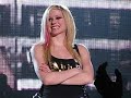 Avril leads fans oohs and ahhs with \"He Wasn\