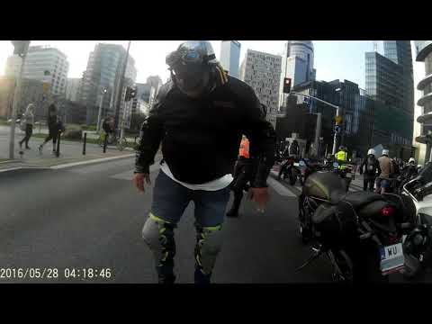 Wściekły pieszy pryska motocyklistom gazem pieprzowym w twarz