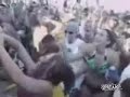 Chica hace el ridículo por bailar de espaldas