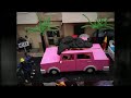www.como-viajo.es http alquilerdeautocares.mobi Video de la Fiesta del Olivo - Mora 2012 Hace bastantes años, existía la tradición o costumbre, de que el último día de recogida de la aceituna, campaña que podría durar dos o tres meses, dependiendo de la cosecha, los propietarios de gran número de olivos invitaban, a cuantas personas habían participado en la recogido del fruto, a una comida en el campo o una cena en casa del dueño, organizándose bailes hasta altas horas de la noche y engalanando con ramos de olivo los carros o galeras, que días antes habían servido para transportar el fruto desde el olivar a la almazara, así de esta forma celebraban el final de la recolección de la aceituna. Estos actos se realizaban a nivel individual de cuadrillas y en días distintos. Un moracho y agricultor JOSÉ FERNÁNDEZ-CABRERA MARTÍN-MAESTRO, tuvo la iniciativa de celebrar o festejar el final de la recogida del fruto de una forma colectiva, en lugar de individual como se venía haciendo, propuesta que elevó al Ayuntamiento y que se puso en práctica, en el año 1957.Por vez primera y con carácter local se celebró la FIESTA DEL OLIVO celebrándose un desfile de carrozas y carros engalanados, que en sus inicios tuvo lugar en el mes de marzo. A partir de entonces poco a poco la FIESTA DEL OLIVO fué tomando auge a nivel provincial y nacional, lo que originó que por el entonces Ministerio de Información y Turismo se le otorgara la categoría de INTERÉS TURÍSTICO. Con el discurrir de los años <b>...</b>