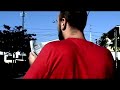 Curta metragem de Lívia Maroni.O curta metragem é uma crítica e também uma forma de alertar a população sobre os problemas que estamos vivendo, que são nossa, e somente nossa, culpa.A maioria das pessoas já se acostumou a ser apático a todos estes problemas, que vão de sociais e políticos a ambientais e educacionais.Um homem típico da classe trabalhadora, com uma idade média, é o protagonista deste curta, representando a população em geral, que é a maioria.Ele, apesar de jovem, já vislumbra um futuro difícil e incerto para as gerações vindouras.  O ato de o homem entrar no bueiro também remete a Idade da Pedra, ou seja, a volta do homem às cavernas, com seus comportamentos típicos e suas restrições intelectuais.A cor vermelha, utilizada e tida em evidência no curta metragem, representa a raiva sentida pelo personagem, que reflete também o comportamento de alguns cidadãos.Direção: Lívia MaroniAtor: Rodrigo BiondiAno: 2008