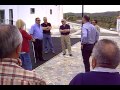 El monitor deportivo explica y enseña a los usuarios como deben usar correctamiente los aparatos de gimnasia que estan puestos en el parque infantil 