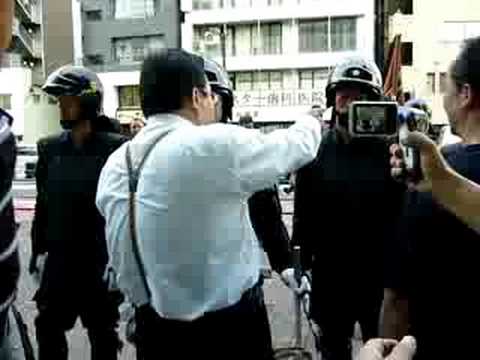 新風ドロンパさんVS機動隊　3（2008年8月15日靖国神社）