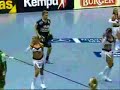 (www.lomasbalonmano.com) Jugador bailando con animadoras