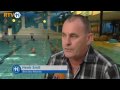 OUDE PEKELA - Oude Pekela krijgt een nieuw zwembad. Dat heeft de gemeente Pekela zojuist bekend gemaakt. Recreatief zwemmen wordt in het nieuwe bad beperkt. Het bad komt op de huidige locatie van zwembad Atlantis, die in 2011 gesloopt gaat worden. Atlantis is al jaren noodlijdend. Juist door nieuw te bouwen kan de gemeente een half miljoen euro besparen. Zou er geen nieuwbouw plaatsvinden, dan is er een dure opknapbeurt nodig. Omdat recreatief zwemmen bovendien erg duur is, heeft het gemeentebestuur besloten om een nieuw instructiebad te laten bouwen, zonder glijbanen en bubbelbad. De gemeenteraad moet zich nog wel over de zaak buigen. Op 1 januari 2011 zal Atlantis vervolgens een jaar dicht moeten voor de sloop en nieuwbouw.