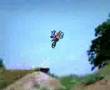 salto en moto con caida en camioneta