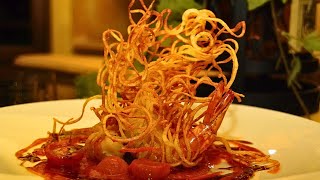 Riesengarnelen im frittiertem Kartoffelmantel auf Tomatenkompott und Sternanis an Sesamglacé