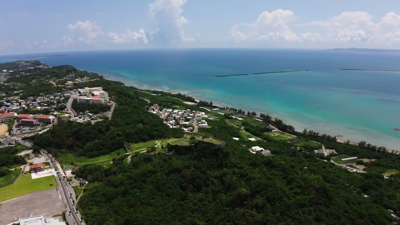 うるま市ガイドマップ「うるまいろ」 世界遺産勝連城跡（10）南側の海を望むの画像