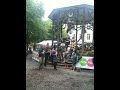Middeleeuws dansen bij de kiosk