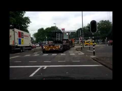 Convoi exceptionnel door het centrum van Utrecht