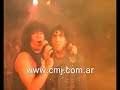 Carlitos Tevez y La Mona cantando \"Mu�eco de Trapo\"